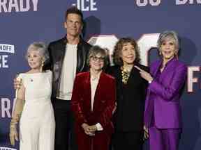 De gauche à droite, Rita Moreno, Tom Brady, Sally Field, Lily Tomlin et Jane Fonda, acteurs dans 