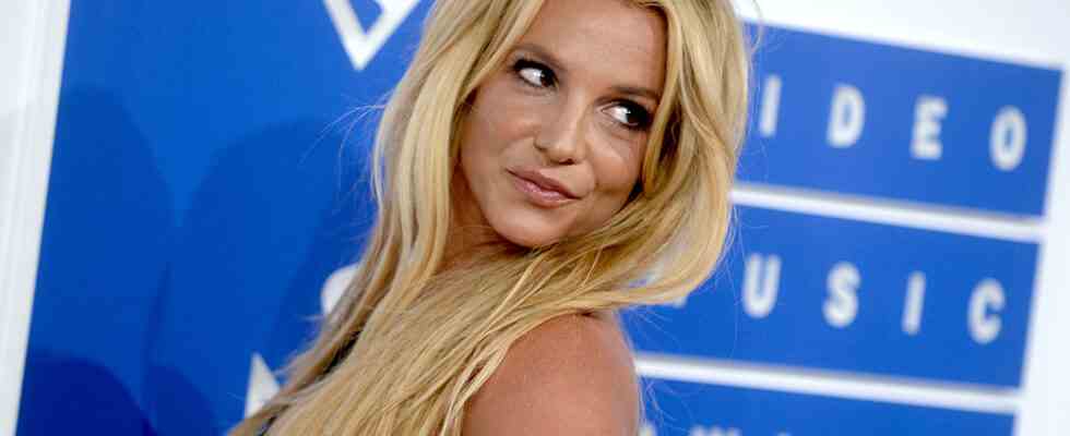 Britney Spears dénonce les rapports sur l'intervention : "Ça me rend malade, c'est même légal pour les gens d'inventer des histoires que j'ai failli mourir"
