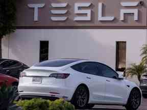 Véhicules Tesla Inc. dans un centre de service à San Diego, Californie.