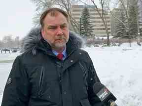 Le prédicateur de rue et militant politique Artur Pawlowski s'adresse aux journalistes devant l'Assemblée législative de l'Alberta à Edmonton, le 12 janvier 2023.