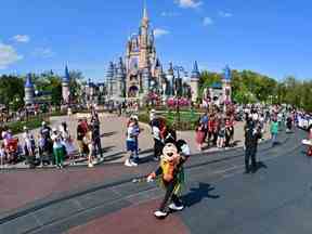 Mickey Mouse salue les fans lors d'un défilé au Walt Disney World Resort le 3 mars 2022 à Lake Buena Vista, en Floride.