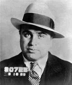 Le gangster de Chicago Al Capone se fait prendre en photo alors qu'il était détenu à Philadelphie, le 18 mai 1929, sous l'inculpation de port d'armes dissimulées.  (photo d'archive AP)