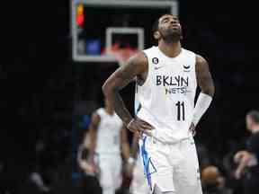 Kyrie Irving des Brooklyn Nets réagit lors de la seconde moitié du match de l'équipe contre les Pistons de Detroit le jeudi 26 janvier 2023 à New York.
