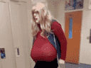 Dans une capture d'écran d'une vidéo capturée en décembre dans une école d'Oakville, l'enseignante de magasin Kayla Lemieux marche dans un couloir à l'aide de béquilles.