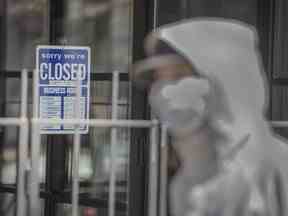 Un panneau fermé sur la porte d'un magasin de Toronto pendant la pandémie de COVID-19.