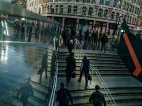 Les navetteurs du matin quittent la gare de Liverpool Street dans la ville de Londres, Royaume-Uni