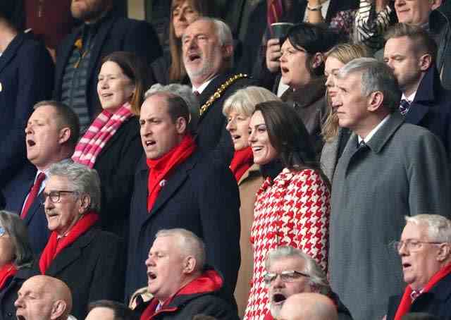 Le prince de Galles et la princesse de Galles chantent l'hymne national gallois (Joe Giddens/PA)