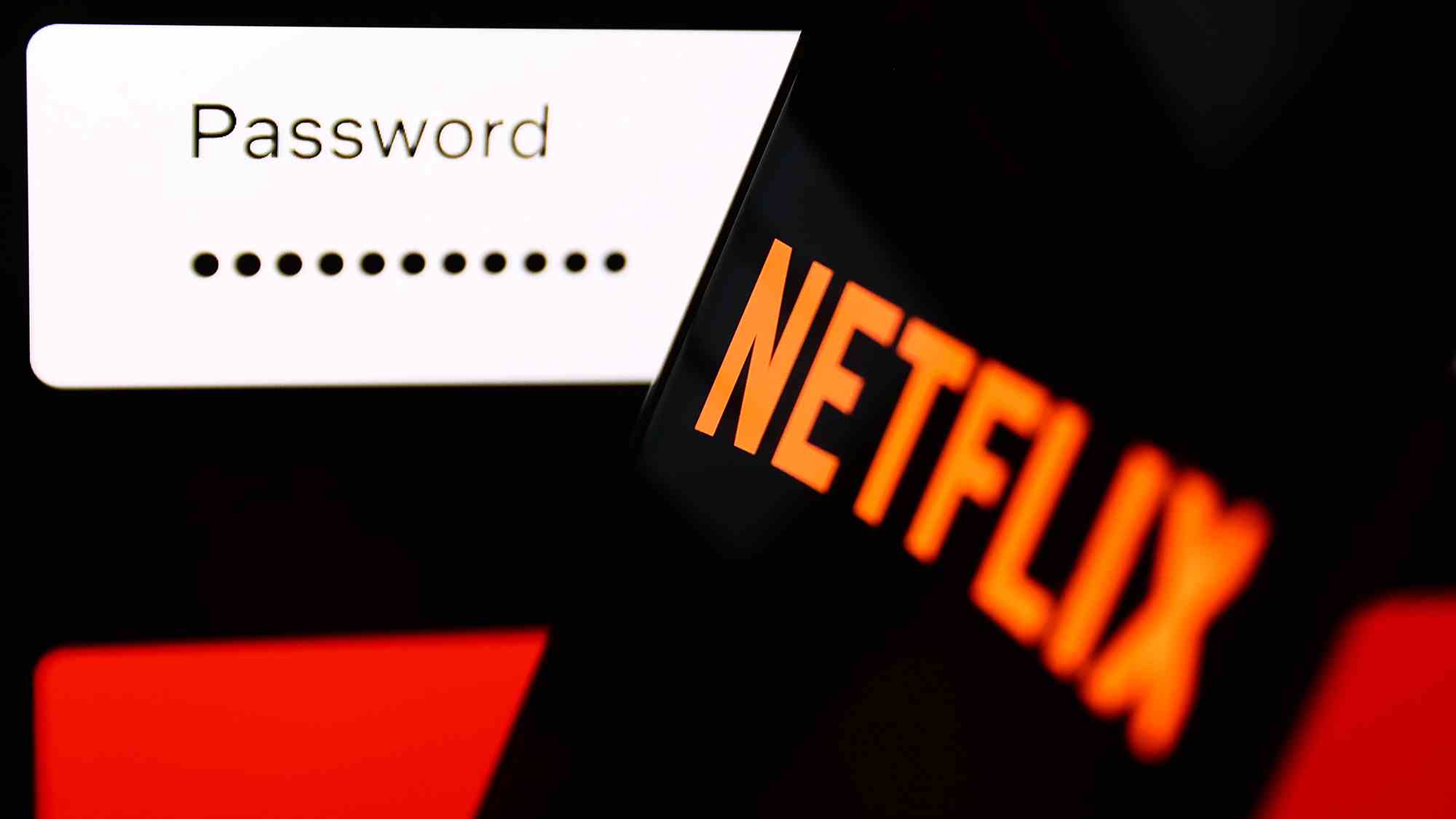 (R à L) Le logo Netflix sur un téléphone devant un champ de mot de passe sur un écran.