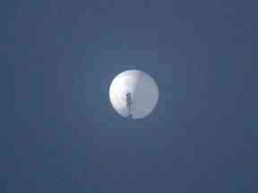 Cette photo de Chase Doak prise le 1er février 2023 et publiée le 2 février montre un ballon espion chinois présumé dans le ciel au-dessus de Billings, Montana.