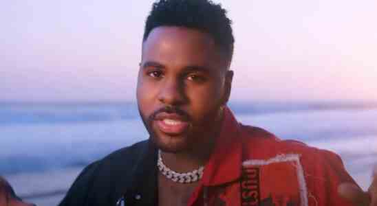 Jason Derulo close up during the Acapulco music video.