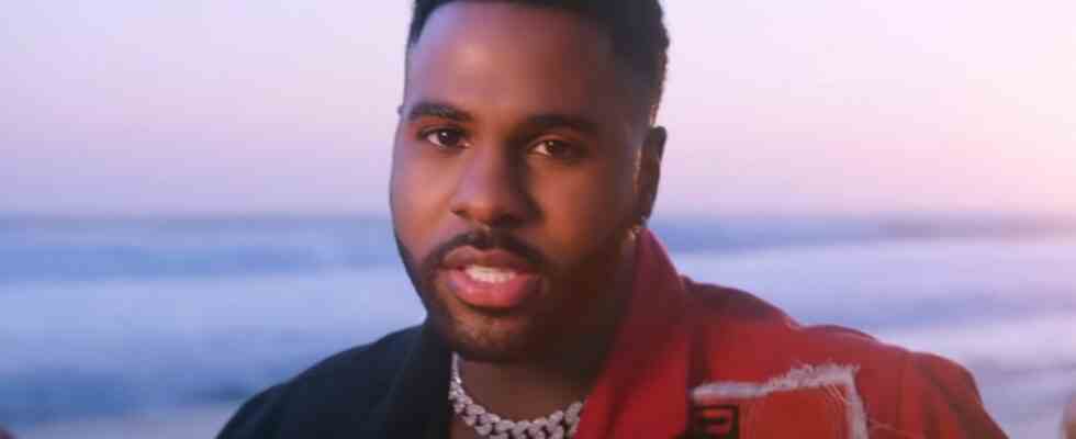 Jason Derulo close up during the Acapulco music video.