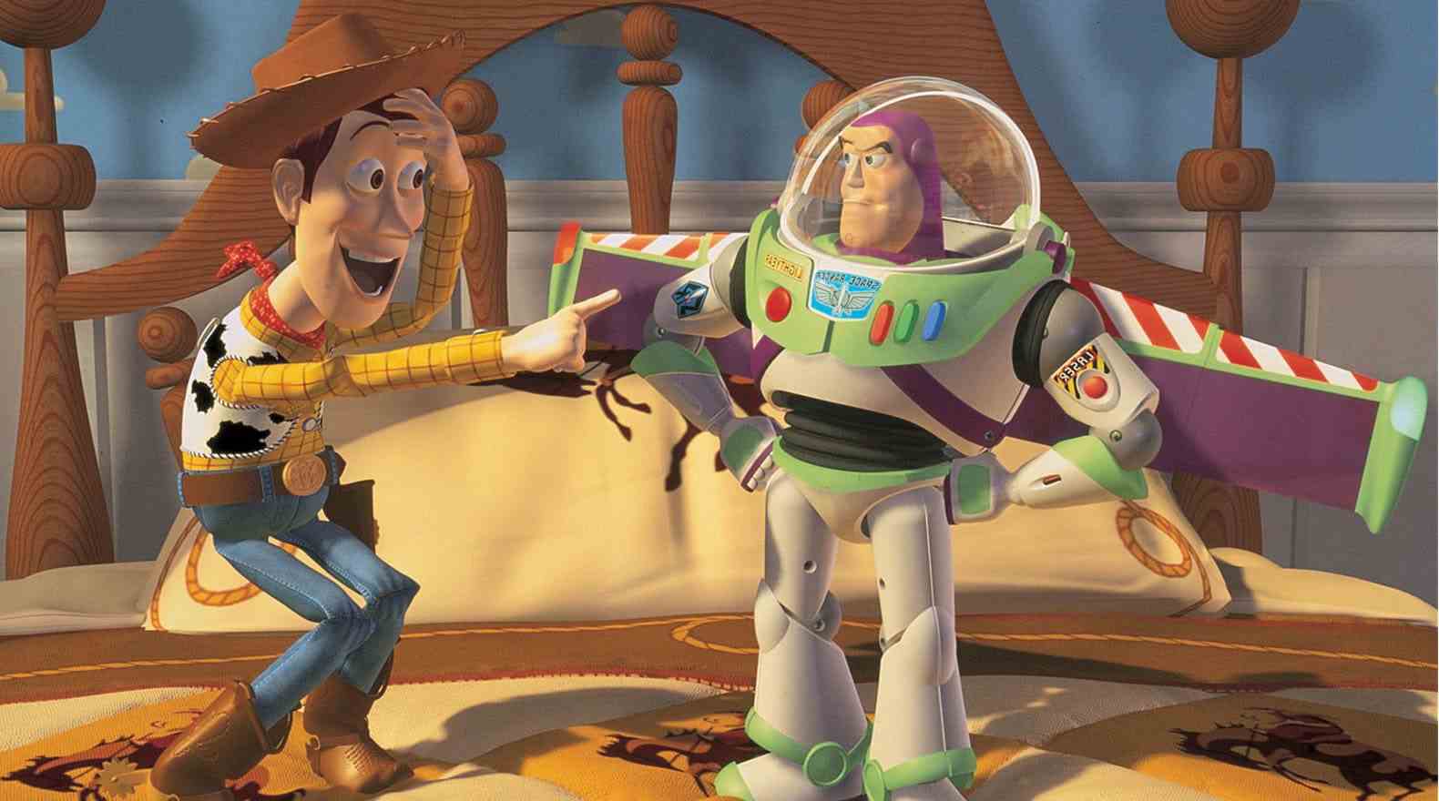 Woody se moque de Buzz Lightyear sur le lit d'Andy dans Toy Story 1