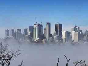 La vapeur sortant de l'eau obscurcit partiellement la vue sur les toits de Montréal lors d'une journée extrêmement froide et venteuse le vendredi 3 février 2023.