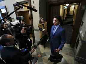 Le premier ministre Justin Trudeau s'entretient avec des journalistes dans le foyer alors qu'il arrive pour la période des questions à la Chambre des communes sur la Colline du Parlement à Ottawa, le lundi 6 février 2023.