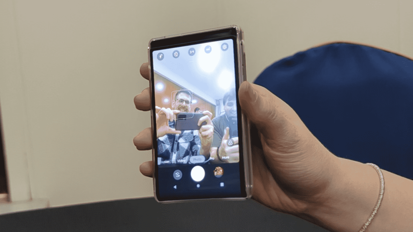 concept de téléphone enroulable lenovo selfies