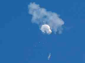 Le ballon espion chinois présumé dérive vers l'océan Atlantique après avoir été abattu au large de Surfside Beach, en Caroline du Sud, le samedi 4 février 2023.