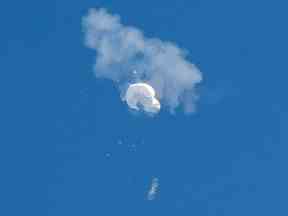 PHOTO DE DOSSIER: Le ballon espion chinois présumé dérive vers l'océan après avoir été abattu au large de Surfside Beach, Caroline du Sud, États-Unis, le 4 février 2023.