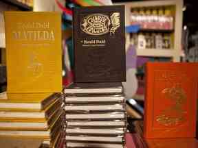 Des livres de Roald Dahl sont exposés au magasin Barney's sur East 60th Street à New York, le 21 novembre 2011.