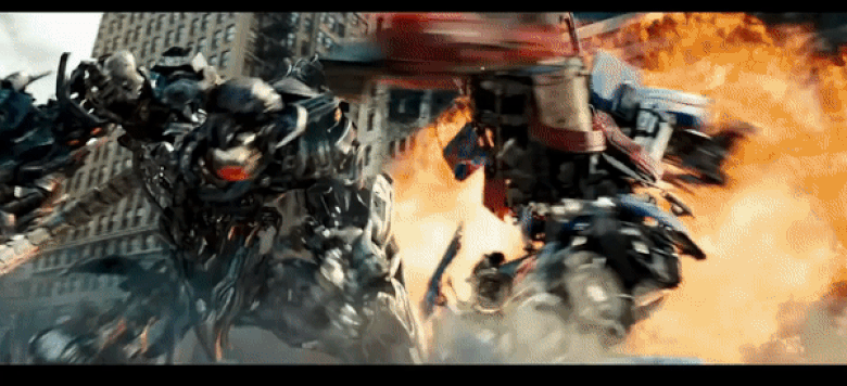 Optimus Prime frappe Megatron, puis lui arrache la tête en disant « Tu meurs !  Hyuh !