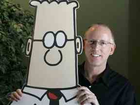 Scott Adams, créateur de la bande dessinée Dilbert, pose pour un portrait avec le personnage de Dilbert dans son studio à Dublin, Californie, le 26 octobre 2006.