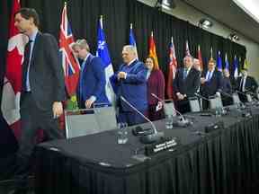 Les premiers ministres du Canada quittent une conférence de presse sur les soins de santé, à Ottawa, le 7 février 2023.