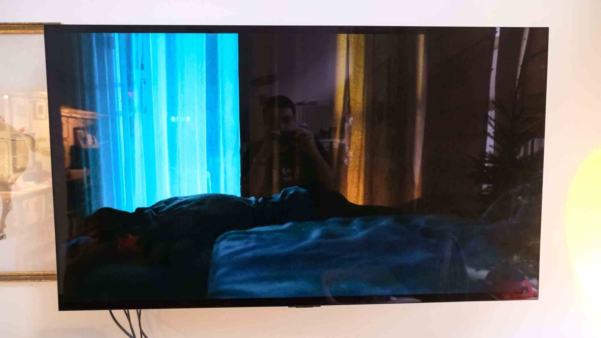 Lors de la projection du film Aftersun, le téléviseur OLED LG C2 a des reflets sur le côté droit de l'écran