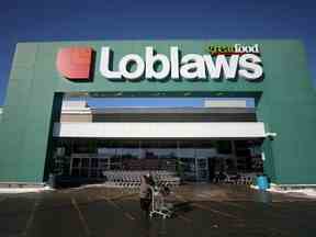 Un client quitte une épicerie Loblaw à Ottawa.