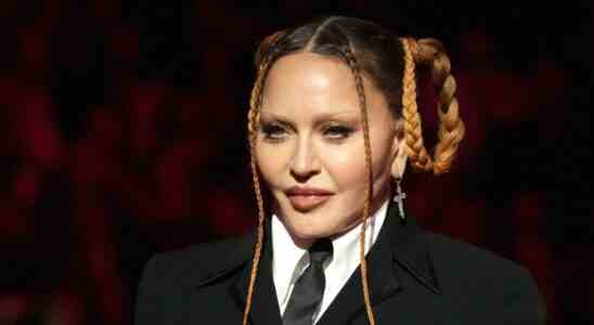 Madonna dit qu'elle est "prise dans l'éclat de l'âgisme et de la misogynie" suite aux critiques des photos des Grammys