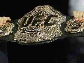 Une ceinture UFC est retenue lors d'une conférence de presse à Las Vegas, le jeudi 4 octobre 2018.