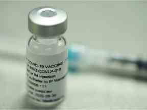 Un flacon d'un vaccin candidat contre la COVID-19 d'origine végétale, développé par Medicago, est présenté à Québec le lundi 13 juillet 2020 dans le cadre des essais cliniques de phase 1 de l'entreprise sur cette photo.