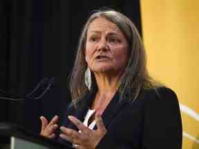 Kimberly Murray prend la parole après avoir été nommée interlocutrice spéciale indépendante pour les enfants disparus et les tombes et lieux de sépulture non marqués associés aux pensionnats indiens, lors d'une conférence de presse à Ottawa, le 8 juin 2022.
