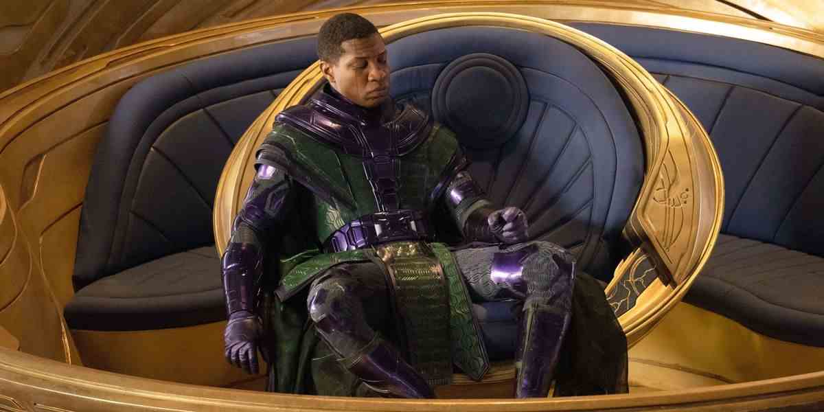 Kang est assis sur le trône de son vaisseau spatial multiversal dans Ant-Man and the Wasp: Quantumania