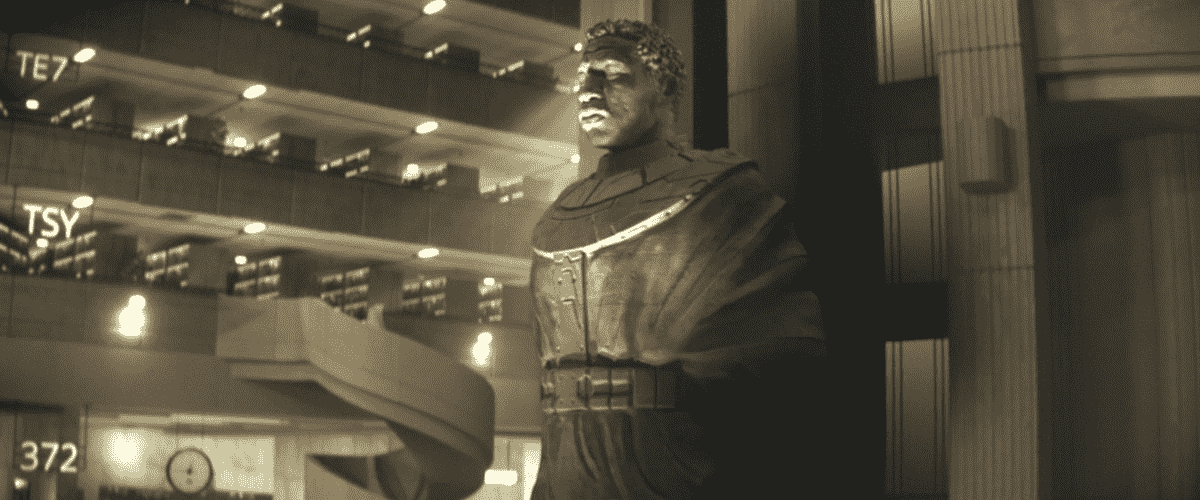 Une statue de Jonathan Majors en tant que dirigeant suprême de la Time Variance Authority (vraisemblablement Kang le Conquérant) à Loki.