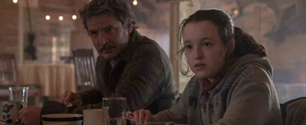 Joel (Pedro Pascal) and Ellie (Bella Ramsey) eat a hot meal in the mess hall of Jackson, Wyoming