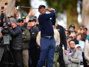 Tiger Woods joue son coup sur le fairway du treizième trou depuis le rugueux lors du premier tour du tournoi de golf The Genesis Invitational le 16 février 2023. Gary A. Vasquez-USA TODAY Sports