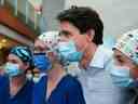 Le premier ministre Justin Trudeau, au centre, pose pour une photo avec des travailleurs de la santé au Campus général de l'Hôpital d'Ottawa pendant la campagne électorale fédérale de 2021 à Ottawa.
