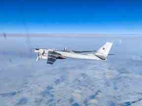 Dans cette photo tirée d'une vidéo publiée par le service de presse du ministère russe de la Défense le mardi 14 février 2023, un bombardier stratégique Tu-95 de l'armée de l'air russe est vu d'un autre pendant sa mission.  Deux bombardiers stratégiques russes Tu-95 ont effectué une mission de patrouille au-dessus de la mer de Béring.