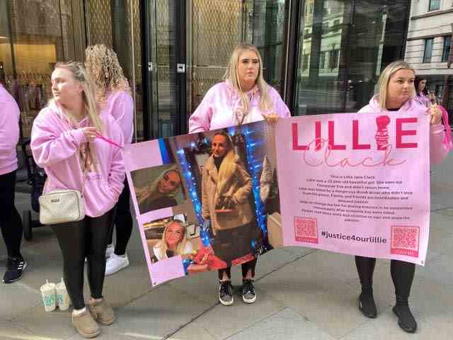 Amis de Lillie Clack, de gauche à droite, Kiera Clark, Serena Keogh et Lauren Curson, vêtues de rose et tenant une affiche avec des photos de Lillie dessus, lors d'une manifestation devant l'Old Bailey dans le centre de Londres
