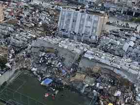 Une photo aérienne montre la destruction dans le centre-ville de Hatay, dans le sud de la Turquie, le mardi 7 février 2023. Les dons affluent dans un entrepôt de Vancouver pour les personnes touchées par le tremblement de terre dévastateur de lundi en Turquie.