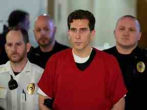 Bryan Kohberger, qui est accusé d'avoir tué quatre étudiants de l'Université de l'Idaho, est escorté à une audience d'extradition au palais de justice du comté de Monroe à Stroudsburg, Pennsylvanie, le mardi 3 janvier 2023.