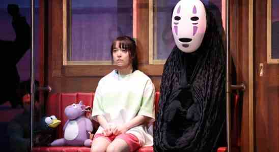 Version filmée de la pièce de théâtre Spirited Away adaptant l'anime bien-aimé du Studio Ghibli à venir au cinéma