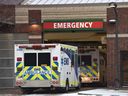 Une ambulance attend à l'extérieur de la zone d'urgence de l'hôpital de l'Université de l'Alberta le 24 janvier 2022.