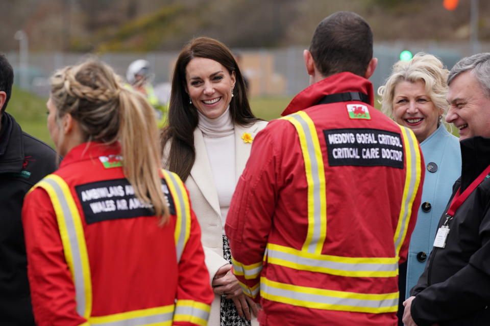 Le prince et la princesse de Galles ont rencontré des secouristes, des bénévoles et des travailleurs de soutien au siège de la Wales Air Ambulance à Llanelli.  (Getty Images)