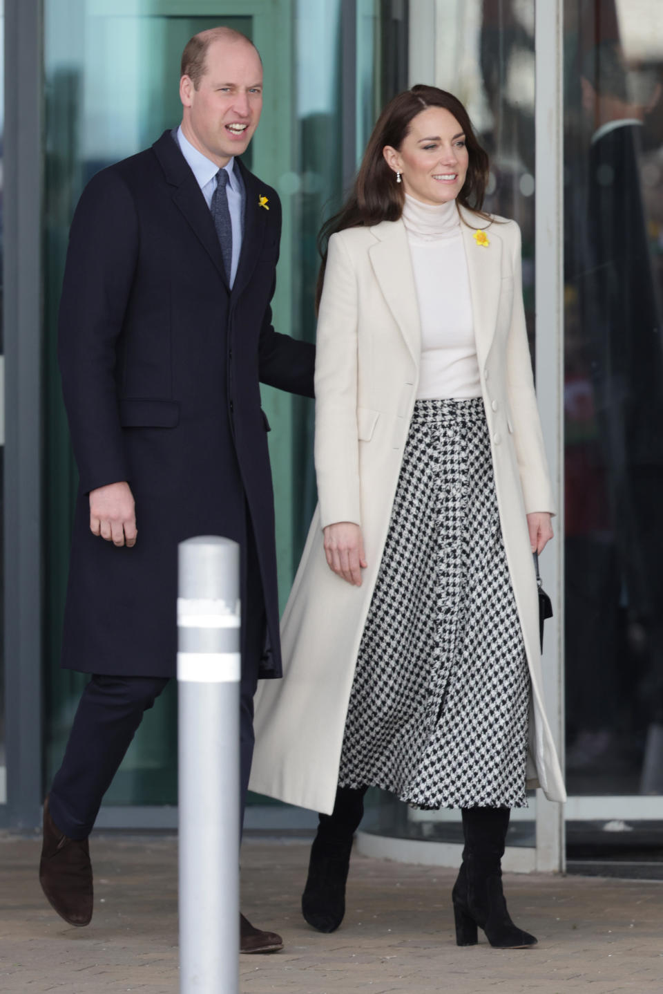 Le prince et la princesse de Galles sourient en quittant le centre de loisirs et de remise en forme d'Aberavon 