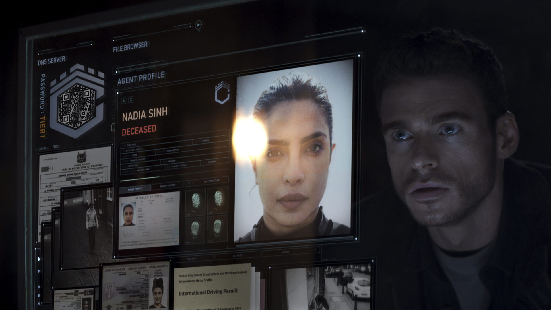 Mason regarde un écran d'ordinateur qui affiche le dossier de Nadia dans Citadel sur Prime Video