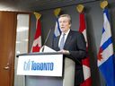 Le maire de Toronto, John Tory, prend la parole lors d'une conférence de presse à l'hôtel de ville de Toronto, le vendredi 10 février 2023. LA PRESSE CANADIENNE Arlyn McAdorey