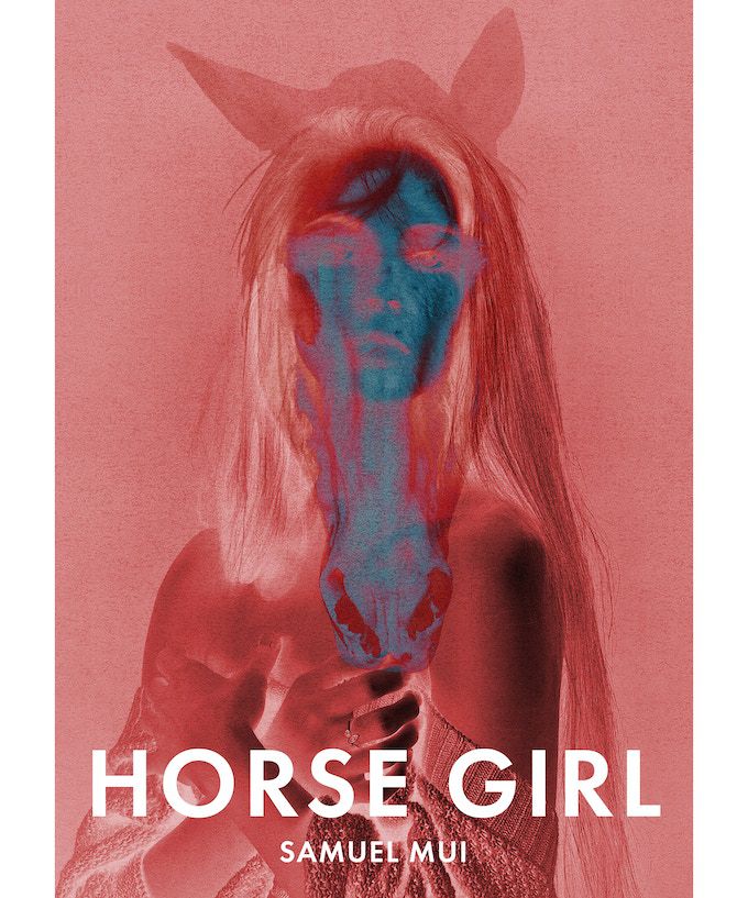 Une image négative teintée de rose d'un cheval superposée sur une femme.