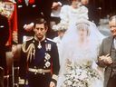 Une photo d'archive prise le 29 juillet 1981 montre le prince Charles et Lady Diana, princesse de Galles, le jour de leur mariage à la cathédrale Saint-Paul de Londres.