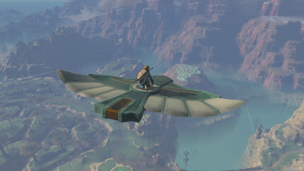 Une capture d'écran de The Legend of Zelda: Tears of the Kingdom montrant Link chevauchant un véhicule volant ressemblant à un oiseau.