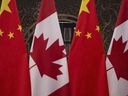 Drapeaux canadiens et chinois pris avant une rencontre avec le premier ministre Justin Trudeau et le président chinois Xi Jinping à la Diaoyutai State Guesthouse à Pékin.  le 5 décembre 2017.